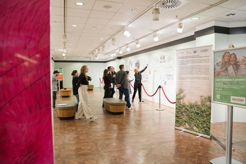 Gruppe von Personen in Ausstellungsraum