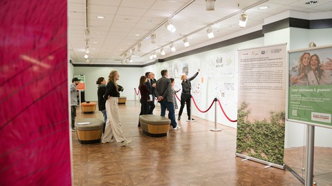 Gruppe von Personen in Ausstellungsraum