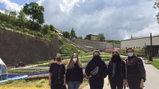 Studierende vor einem Blumebeet