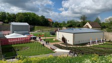 Rasen mit Aufbauten und blauem Himmel