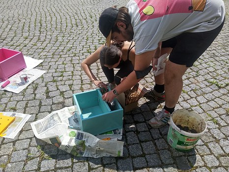 Studierende die Hölzer zusammensetzen