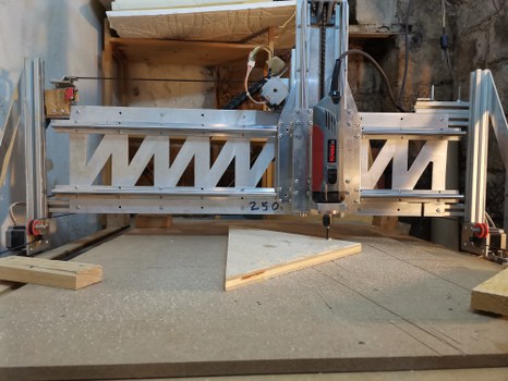 Detailfoto eines Holzelementes im Bauprozess
