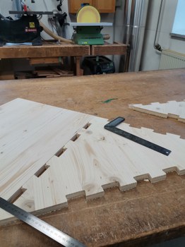 Detailfoto eines Holzelementes im Bauprozess