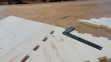 Detailfoto eines Holzelementes im Bauprozess