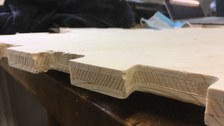 Detailfoto eines Holzelementes im Bauprozess