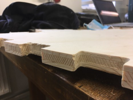 Detailfoto eines Holzelementes im Bauprozess