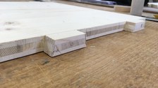 Detailfoto eines Holzelementes im Bauprozess