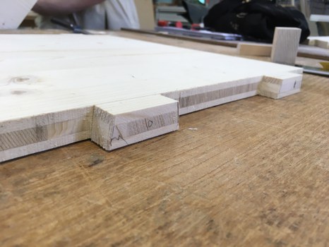 Detailfoto eines Holzelementes im Bauprozess
