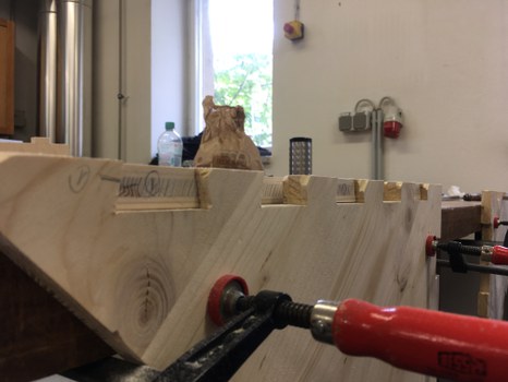Detailfoto eines Holzelementes im Bauprozess