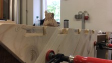 Detailfoto eines Holzelementes im Bauprozess