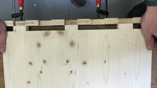 Detailfoto eines Holzelementes im Bauprozess
