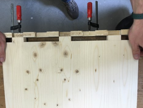 Detailfoto eines Holzelementes im Bauprozess