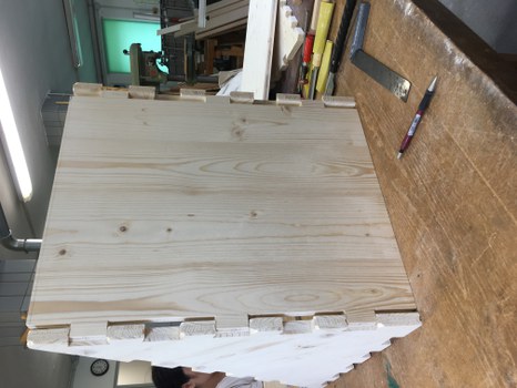 Detailfoto eines Holzelementes im Bauprozess
