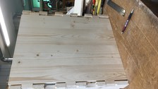 Detailfoto eines Holzelementes im Bauprozess