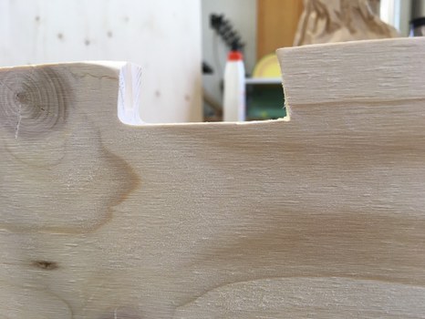 Detailfoto eines Holzelementes im Bauprozess