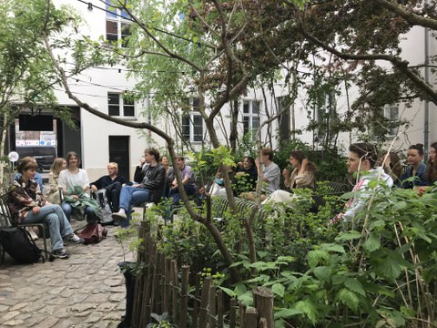 Vortrag von atelier le balto im Hof der KW Institute for Contemporary Art Berlin