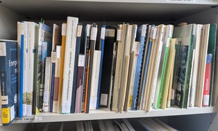 Foto von Büchern in einem Regal