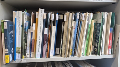 Foto von Büchern in einem Regal
