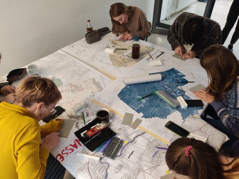 Studierende arbeiten kreativ