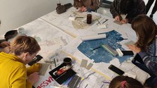 Studierende arbeiten kreativ