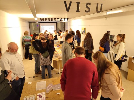 Besucher schauen sich Modele zur Vernissage der Visualisierungswerkstatt an