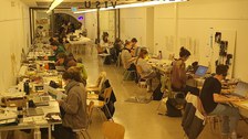 Blick in einen Arbeitsraum mit Studierenden an Tischen