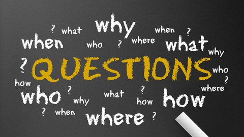Die Darstellung zeigt eine Tafel, auf der das Wort "Questions" geschrieben steht. Drum herum stehen viele englische Fragewörter