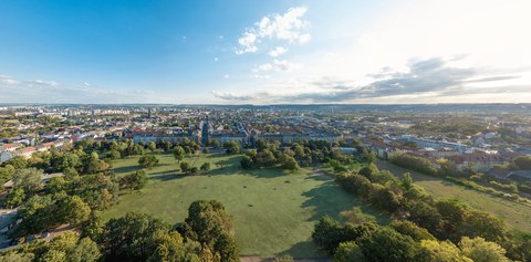 Das Foto zeigt eine Luftaufnahme des Alaunparks in der Dresdner Neustadt.