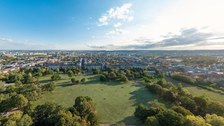 Das Foto zeigt eine Luftaufnahme des Alaunparks in der Dresdner Neustadt.