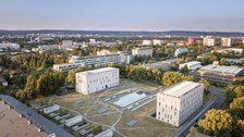 Das Foto zeigt eine Luftaufnahme der Gebäude der Sächsischen Landes- und Universitätsbibliothek. Zwischen den beiden Hauptgebäuden befindet sich eine große Grünfläche. Diese ist von einem Netzt aus kleinen Wegen durchzogen.