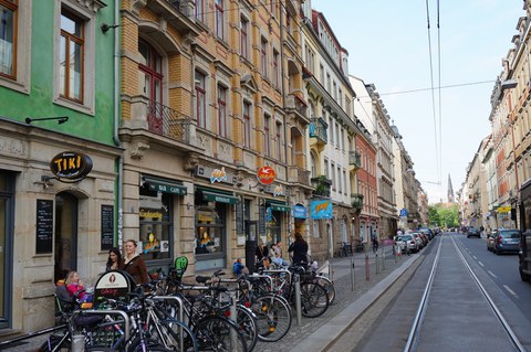 Das Foto zeigt einen Straßenzug in der Dresdener Neustadt.