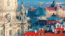 Das Foto zeigt einen Ausschnitt der Frauenkirche. Weitere Gebäude sind im Hintergrund zu erkennen. Es handelt sich dabei um eine Luftaufnahme.
