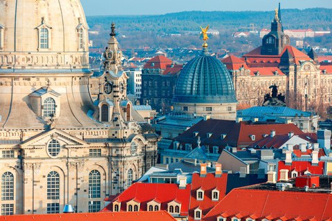 Das Foto zeigt einen Ausschnitt der Frauenkirche. Weitere Gebäude sind im Hintergrund zu erkennen. Es handelt sich dabei um eine Luftaufnahme.