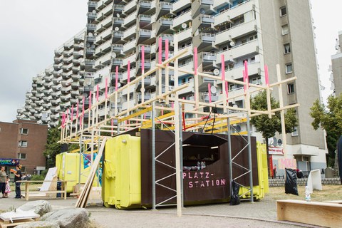 Das Bild zeigt einen als Stand umgenutzten großen Schuttcontainer. 