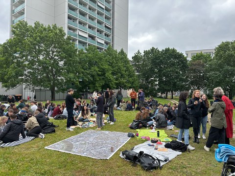 Menschen beim Picknick auf einer Wiese