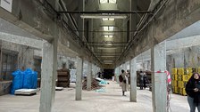 eine alte Industriehalle von innen