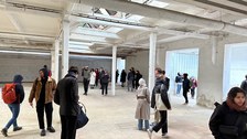 studierende in einer leeren Industiehalle von innen 