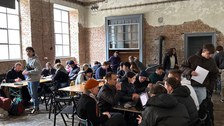 arbeitende studierende in einer Industriehalle