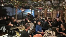 menschen beim essen auf einer Terrasse