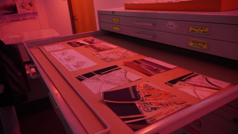 Bild des urban archives im roten Licht