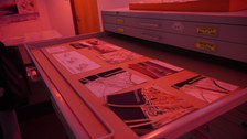 Bild des urban archives im roten Licht