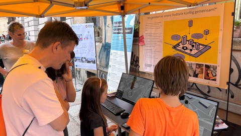 Besucher vor dem Stand des Modellprojekts