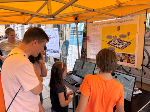 Besucher vor dem Stand des Modellprojekts