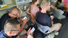 Das Referat Digitale Stadt Leipzig konnte auf den eigenen Smartphones das Beiteiligungstool "U_Code" ausprobieren