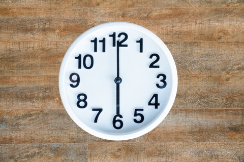 uhr-auf-holz-hinte