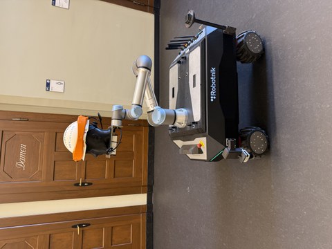 Mobile Robotikplattform mit UR-Roboterarm und Robotnik-Fahrgestell im Flur der TU Dresden