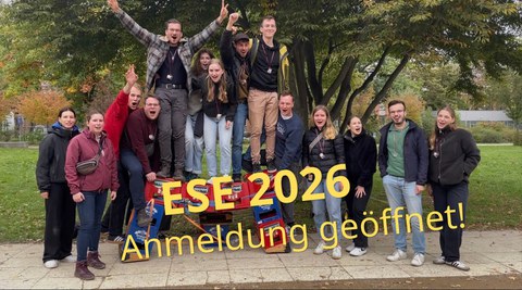 Viele Menschen neben und auf einer selbst gebauten Brücke aus 8 Bierkästen davor ein Schriftzug zur ESE 2026 Anmeldung geöffnet