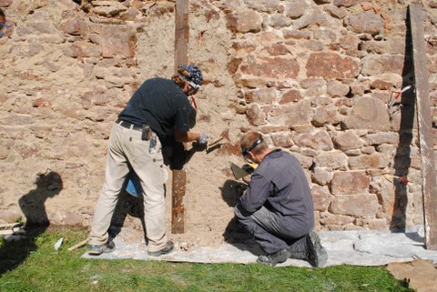 Verputzen einer Wand mit Heisskalk