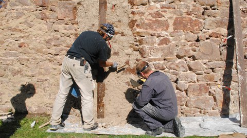 Verputzen einer Wand mit Heisskalk
