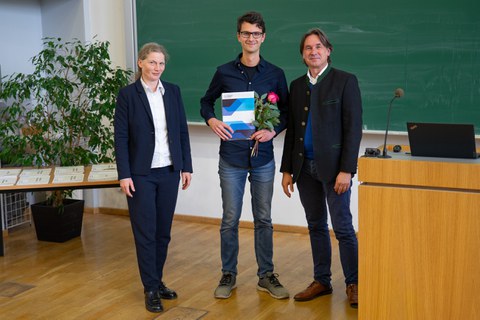 Dekanin Beckmann, Preisträger Ludwig, Preisübergeber Wenzl (von links)